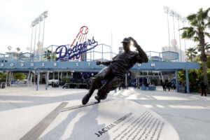 メジャーリーグで、ジャッキー・ロビンソンの「力強さと勇気」が記念日に称えられる