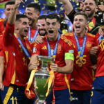 UEFA EURO 2024決勝でスペインのミケル・オヤルサバルが終了間際にゴールを決め、イングランドに2-1で勝利し、史上最多の4度目の優勝を果たしたシーン