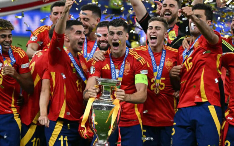 スペイン 2-1 イングランド: オヤルサバルの終盤ゴールでラ・ロハが史上最多の4度目のユーロ制覇