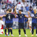 日本の男子サッカーチームがパリ五輪の開幕戦でパラグアイに5-0で勝利した様子。